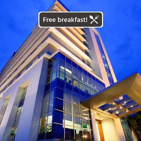 Hotel Santika Makassar Exteriör bild