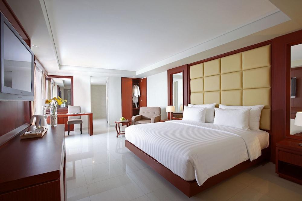 Hotel Santika Makassar Exteriör bild