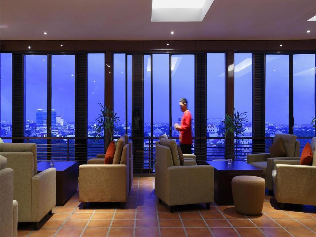 Hotel Santika Makassar Exteriör bild