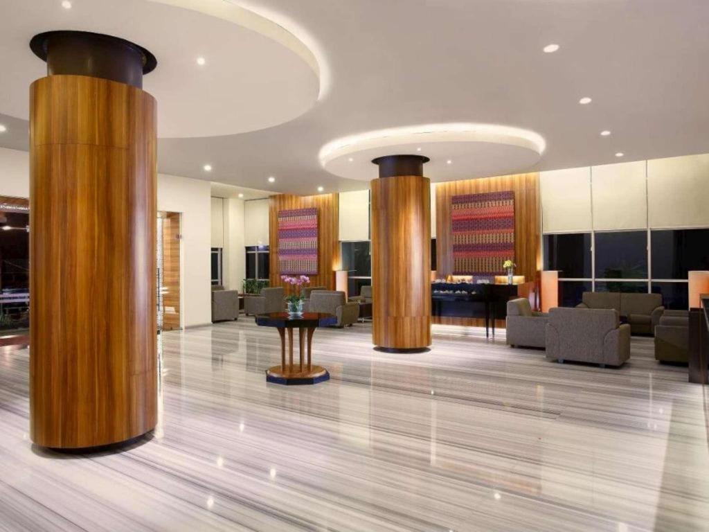 Hotel Santika Makassar Exteriör bild