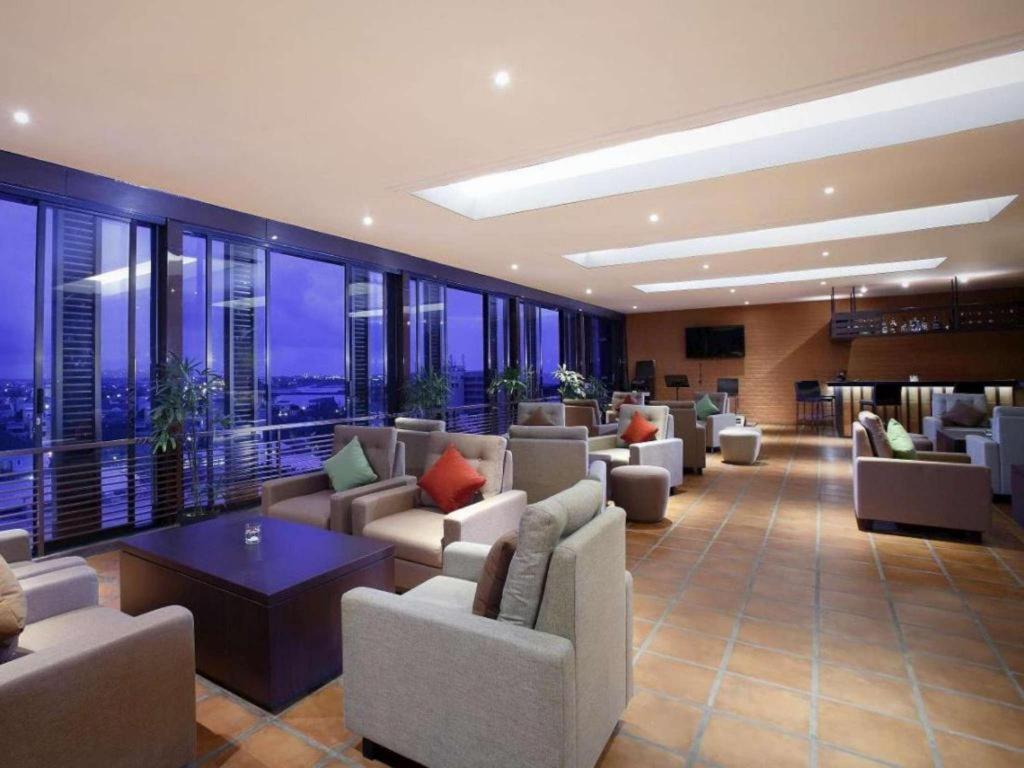Hotel Santika Makassar Exteriör bild