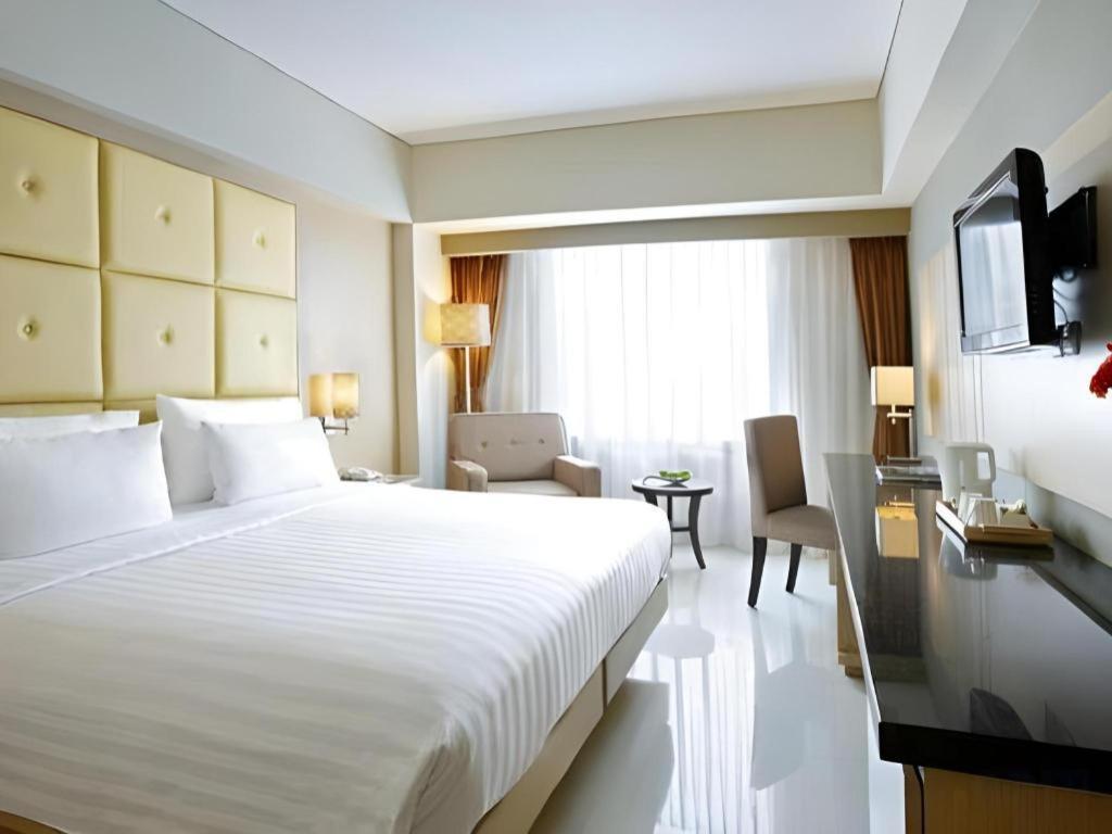 Hotel Santika Makassar Exteriör bild