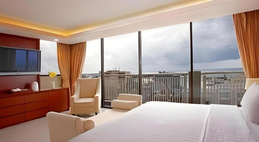 Hotel Santika Makassar Exteriör bild