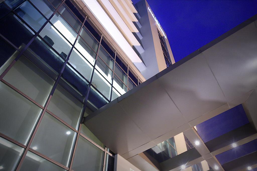 Hotel Santika Makassar Exteriör bild